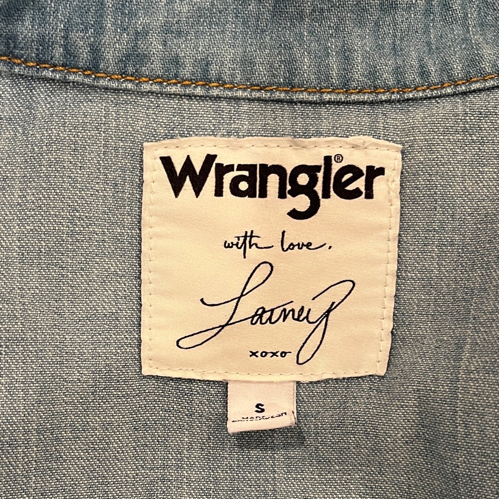 Wrangler Lainey Wilson Women's Cotton Light Blue Denim Jean shirt Size Small - Picture 8 of 9